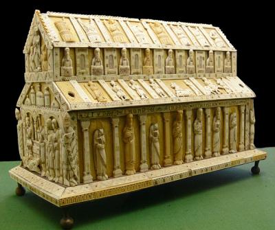„Reliquary Cologne 13th century“ von Photo: Andreas Praefcke - Eigenes Werk (own photograph). Lizenziert unter Public domain über Wikimedia Commons - http://commons.wikimedia.org/wiki/File:Reliquary_Cologne_13th_century.jpg#mediaviewer/File:Reliquary_Cologne_13th_century.jpg