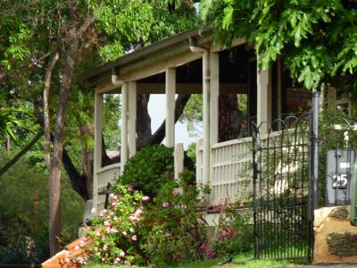 «Cliffe east verandah» участника SatuSuro - собственная работа. Под лицензией Общественное достояние с сайта Викисклада - https://commons.wikimedia.org/wiki/File:Cliffe_east_verandah.jpg#mediaviewer/File:Cliffe_east_verandah.jpg