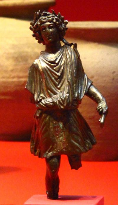 « Lare-Auguste » par Inconnu — Sammyday (2012-03-04). Sous licence Domaine public via Wikimedia Commons - https://commons.wikimedia.org/wiki/File:Lare-Auguste.JPG#mediaviewer/File:Lare-Auguste.JPG