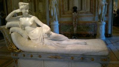 « Scultura Canova - Paolina Bonaparte Borghese » par Antonio Canova — Travail personnel At61 Prise le 17 juillet 2013. Sous licence CC BY-SA 3.0 via Wikimedia Commons - https://commons.wikimedia.org/wiki/File:Scultura_Canova_-_Paolina_Bonaparte_Borghese.jpg#/media/File:Scultura_Canova_-_Paolina_Bonaparte_Borghese.jpg
